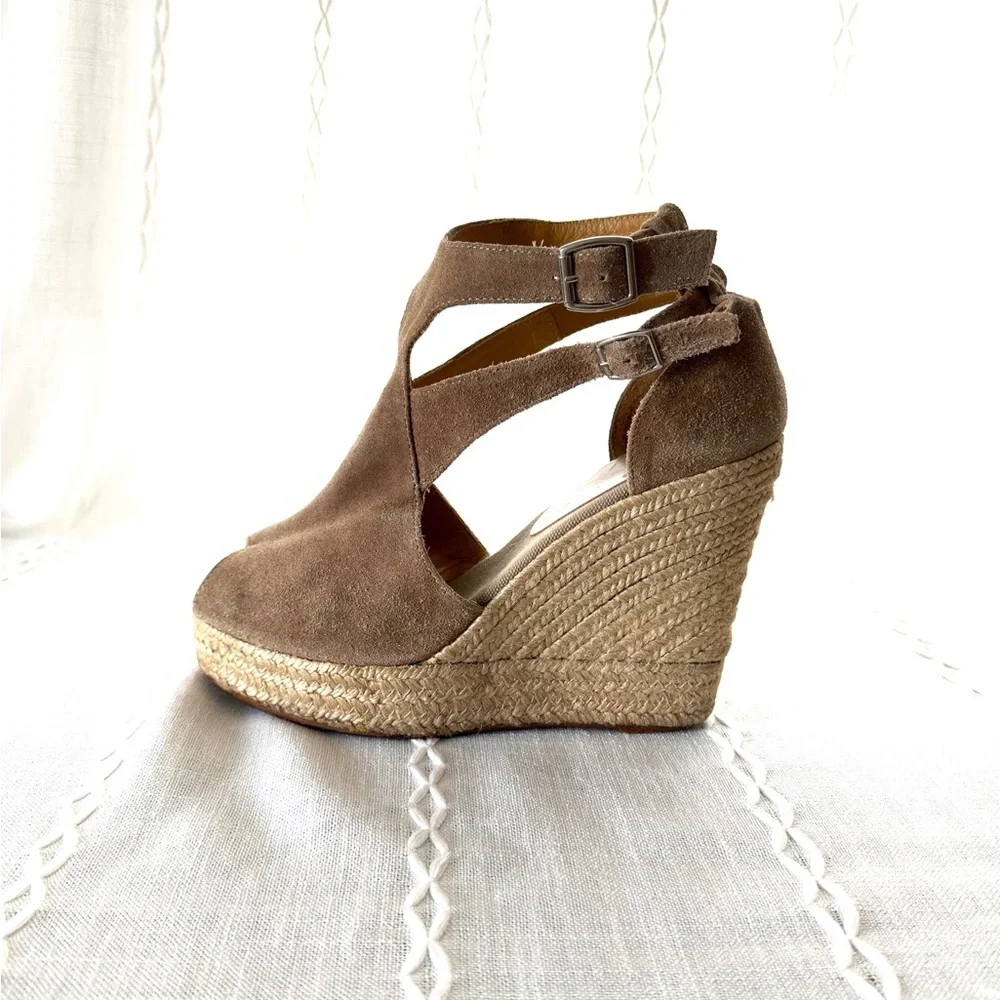 Bettye Muller Women’s Tan Suede Wedge Platform /Espadrille Shoes Size 9.